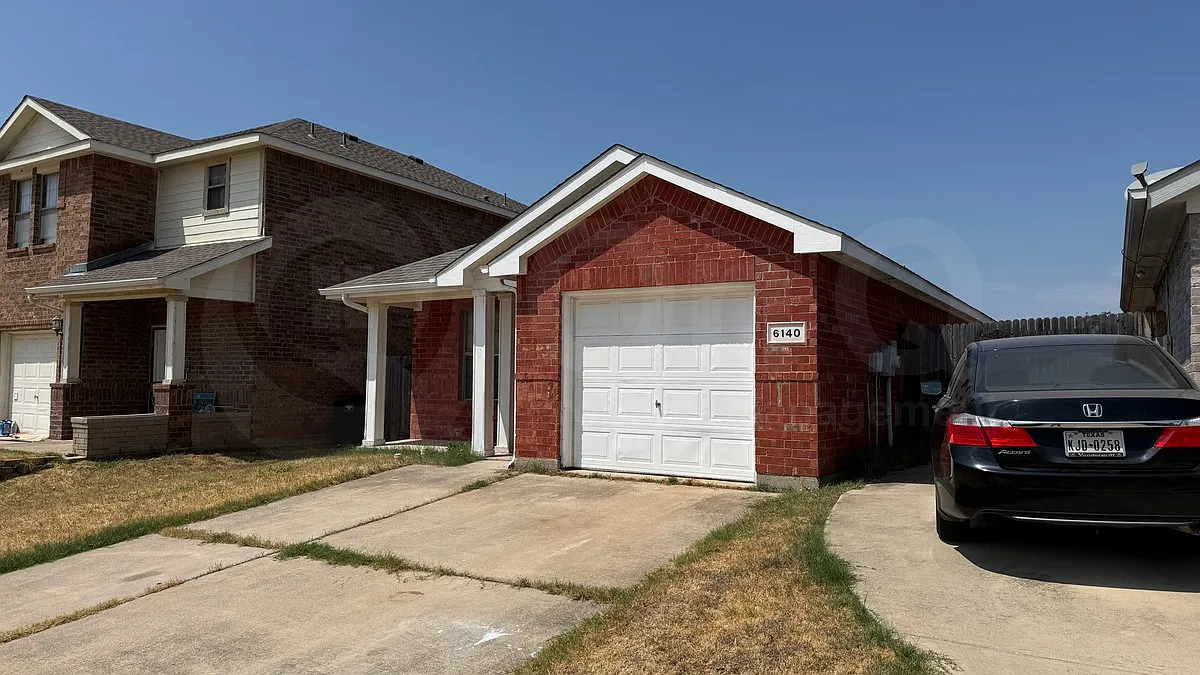 3 bed, 2.0 bath, 1219 sqft, $1,799 — Photo 3