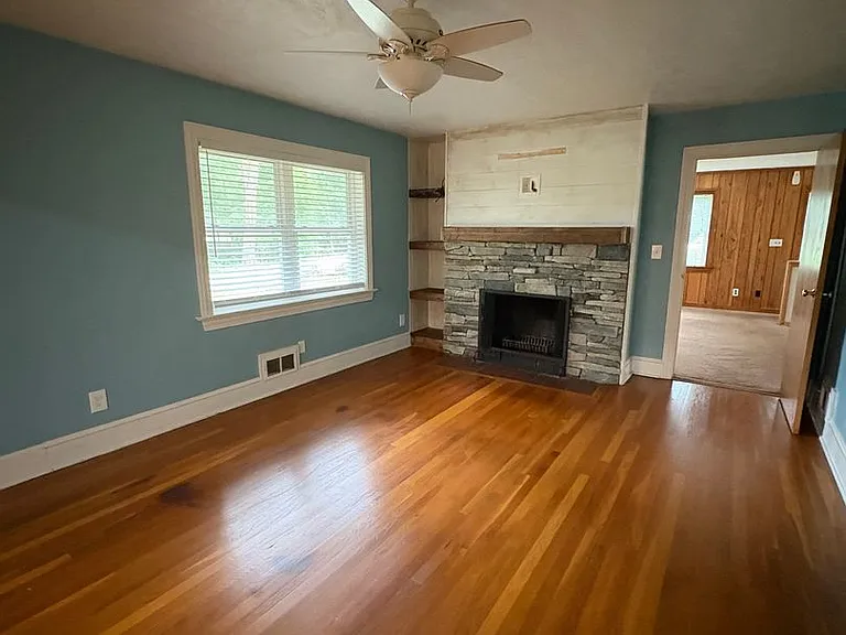 3 bedroom 3 bath in Spartanburg with Lots of Space Workshop in the garage!! — Photo 28