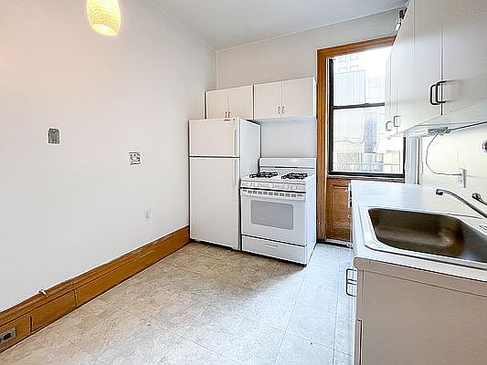 5th image of 105 E 15th St #43A