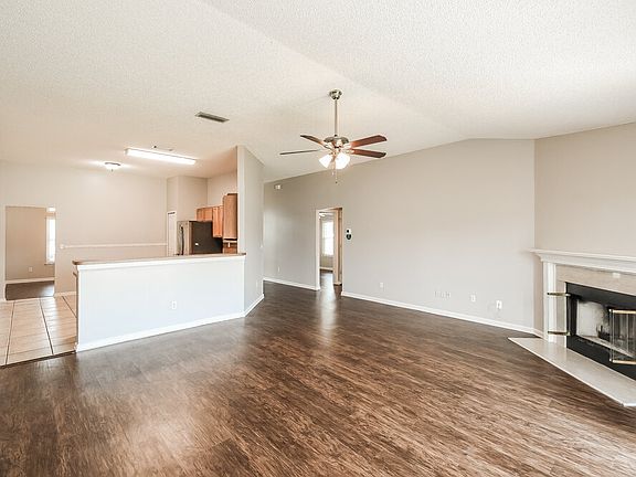 4th image of 405 Cottage Cove Ct