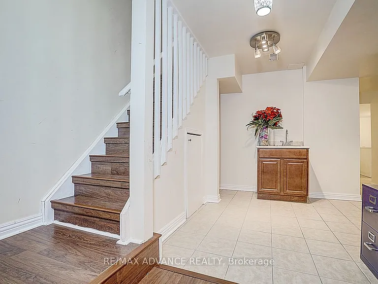 137 Laramie Cres — Photo 35