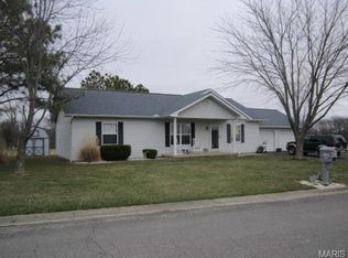 1303 Eagle Dr, Greenville, IL 62246