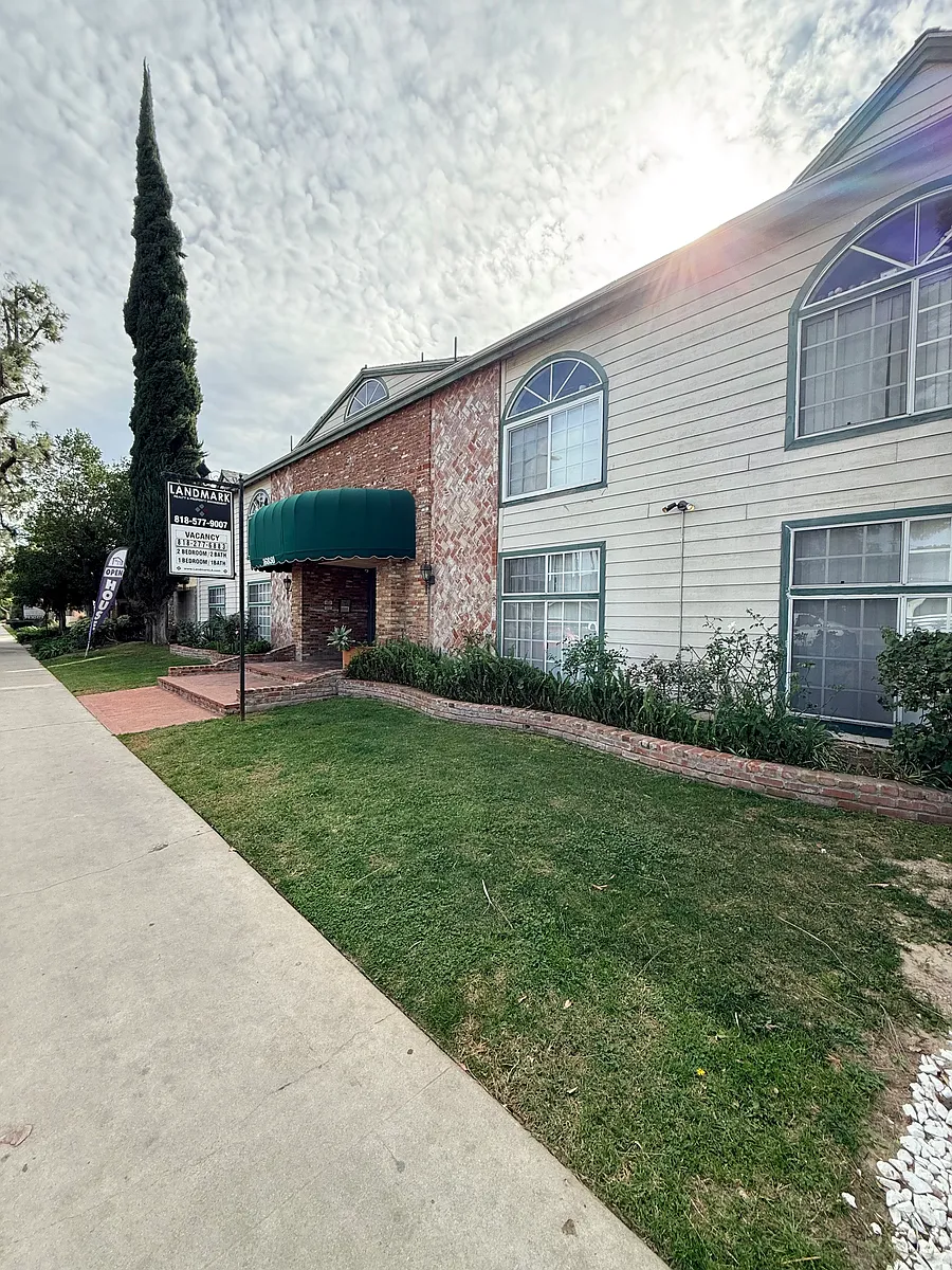Building Photo - 16850 Chatsworth St