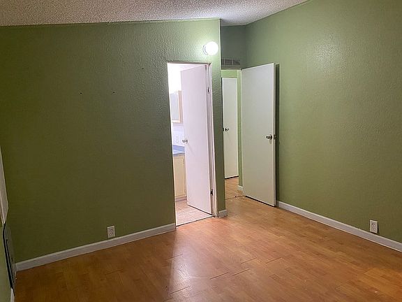 Primary bed, en-suite bath