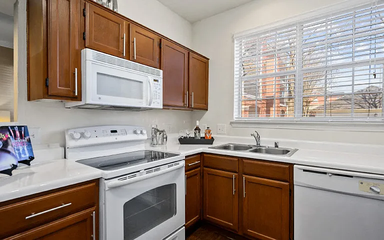 Lanesborough Apartments — Photo 10