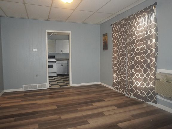 4th image of 403 E Pleasant St