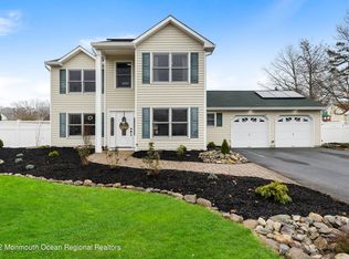 12 Shadow Ridge Ct, Howell, NJ 07731