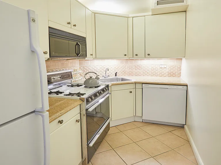 415 E 37th St #19M — Photo 8