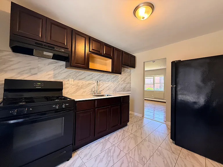 111-112 Lincoln Ave #7B — Photo 2