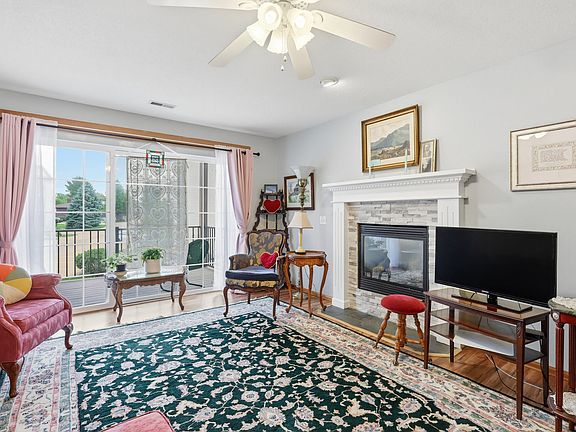 4th image of 3040 Holiday Ct #5