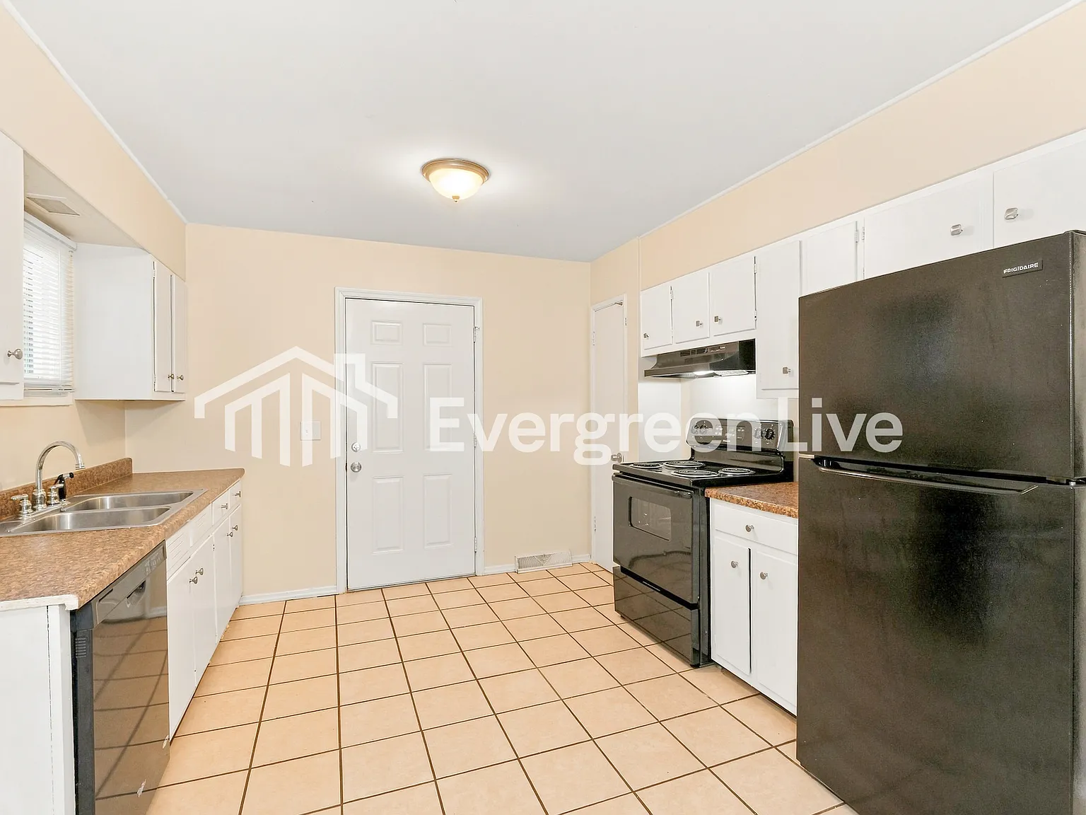 3 bed, 1.0 bath, 960 sqft, $1,545 — Photo 4
