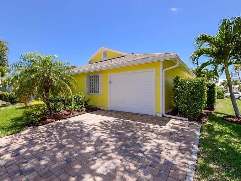 4031 NE Breakwater Dr — Photo 41