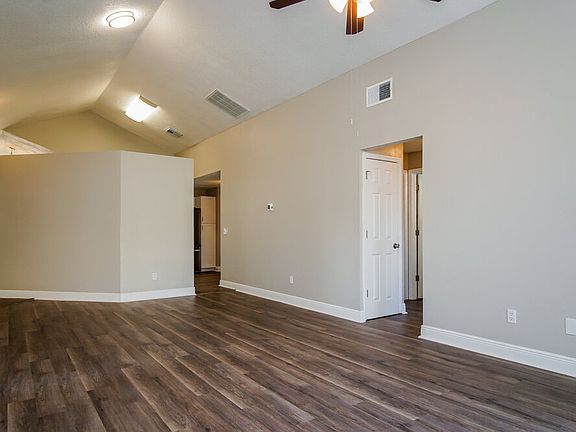 5th image of 210 Pelican Ct