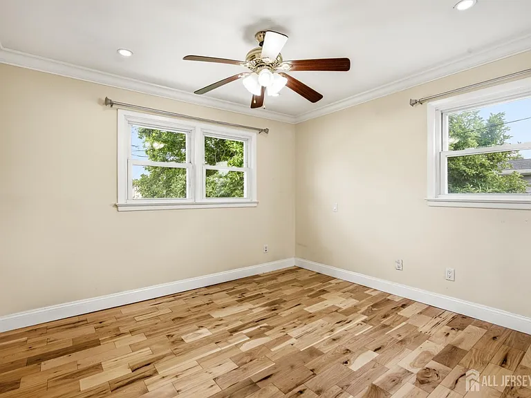 264 E George Pl — Photo 13