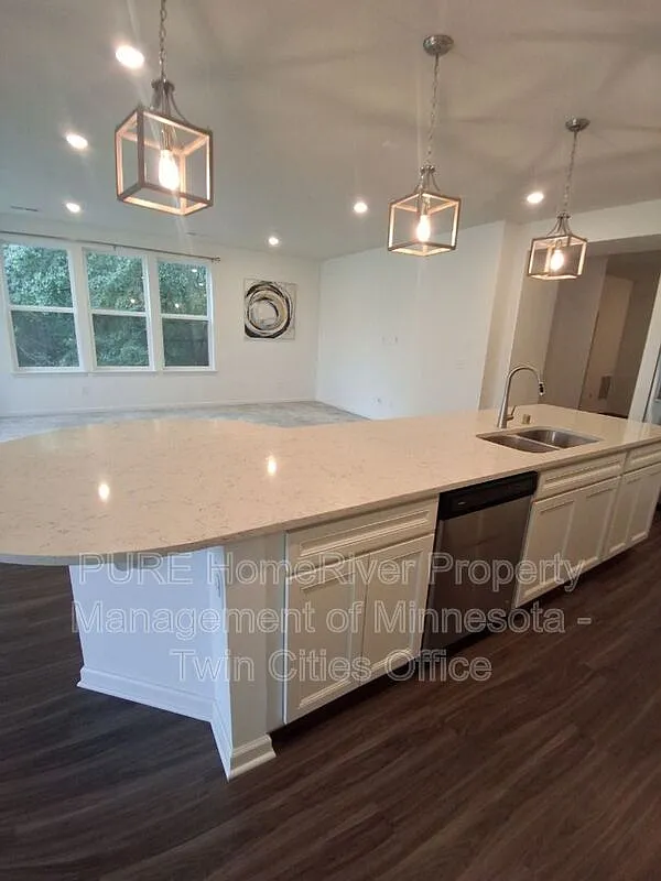 3 bed, 2.0 bath, 2216 sqft, $3,000 — Photo 2