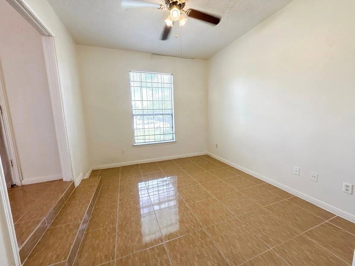 3 bed, 3.5 bath, 2026 sqft, $1,850 — Photo 4