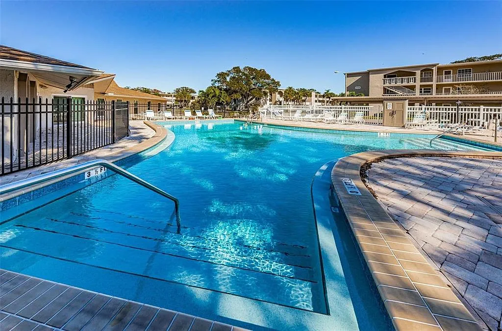 2 bed, 1.0 bath, 874 sqft, $2,000 — Photo 2