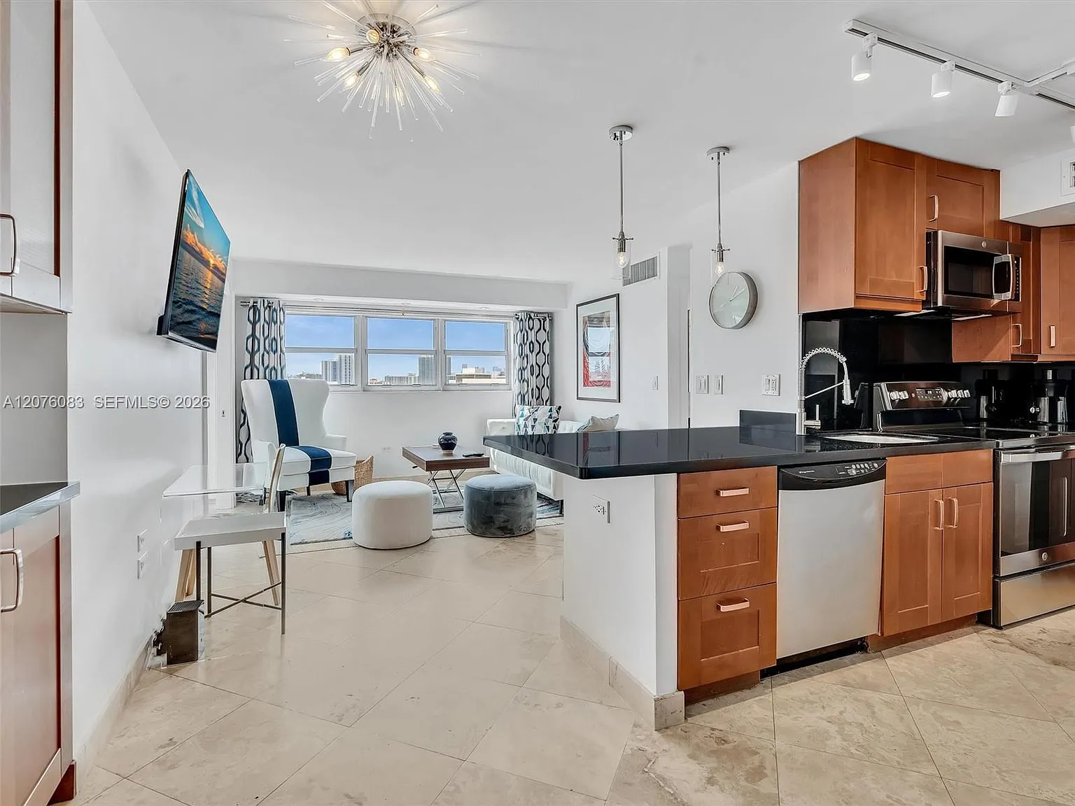 Octagon Towers I Condo — Photo 3