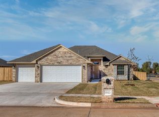 1923 W Flintlock Way, Mustang, OK 73064