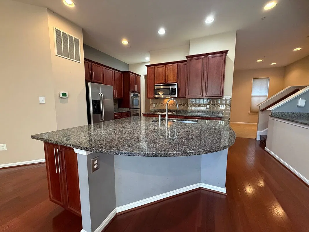 3 bed, 3.5 bath, 2082 sqft, $3,400 — Photo 4