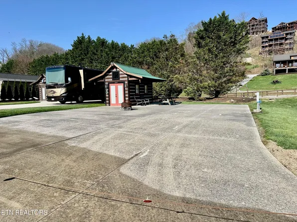 1919 Lizi Loop Way, Sevierville, TN 37862