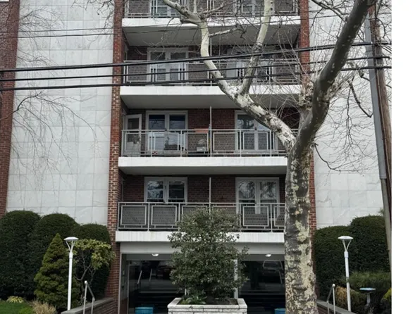 100 Brooklyn Avenue #3L, Freeport, NY 11520