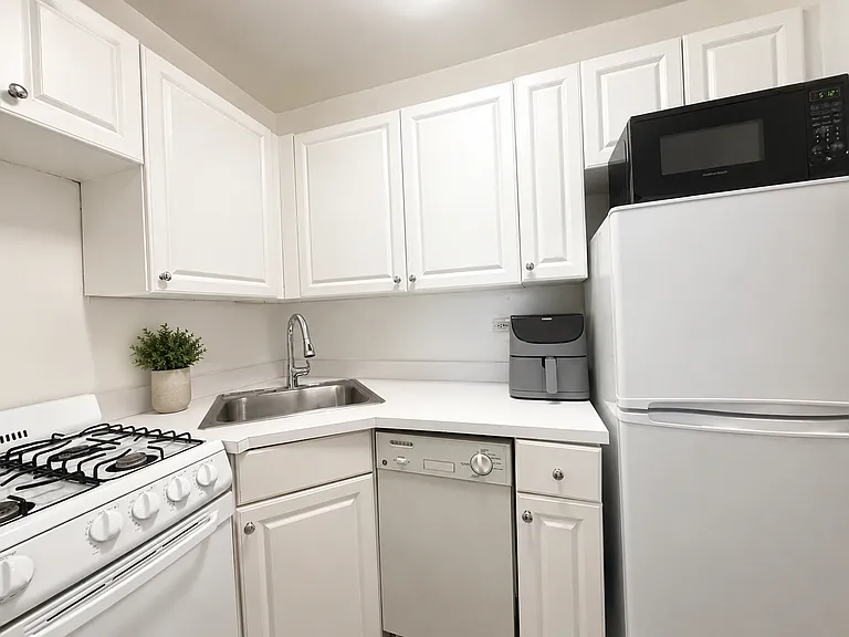 201 W 21st St #14G — Photo 8