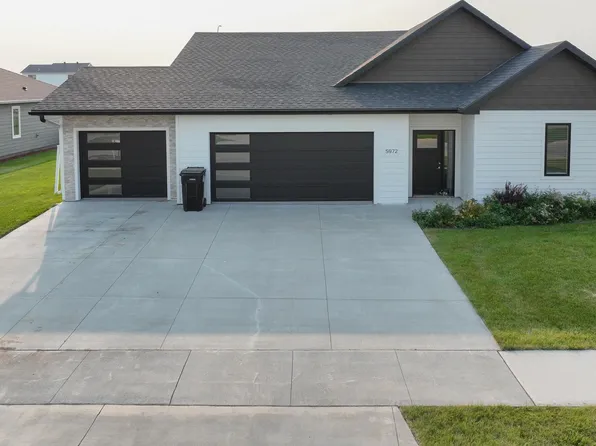 5972 W Prairiewood Dr, Grand Forks, ND 58201