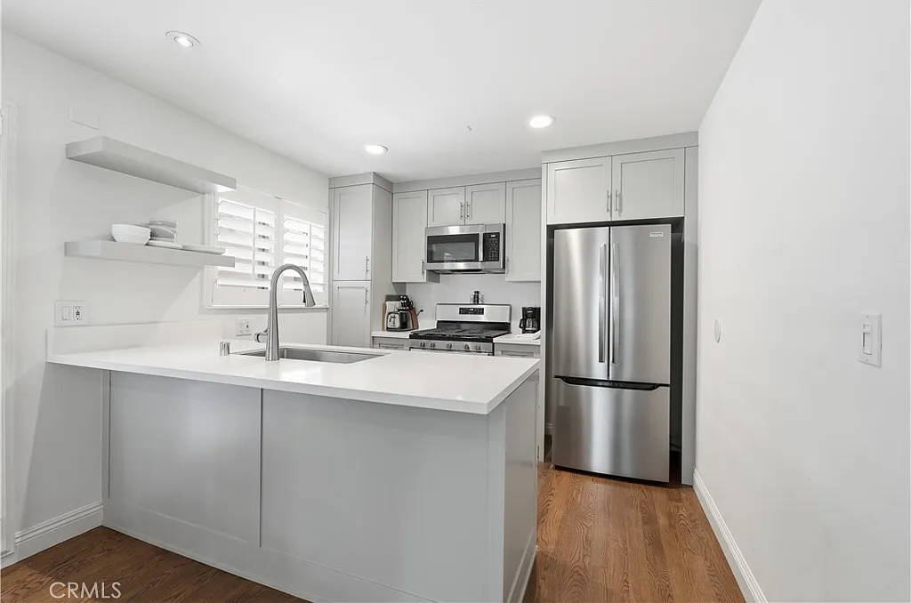 2 bed, 1115 sqft, $5,300 — Photo 2
