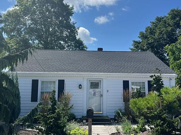 9 Loyola Ter, Newport, RI 02840