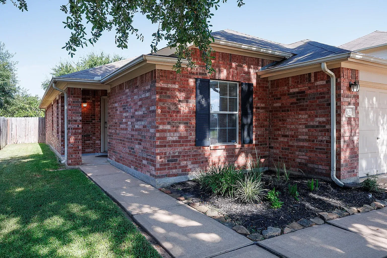 4 bed, 1651 sqft, $2,100 — Photo 2