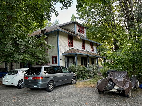2nd image of 823 N St SE