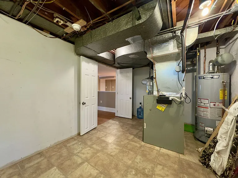 115 E Northern Pkwy — Photo 15