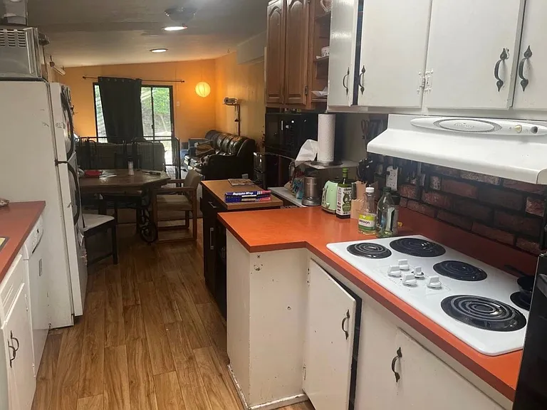 611 Lessley Pl — Photo 3