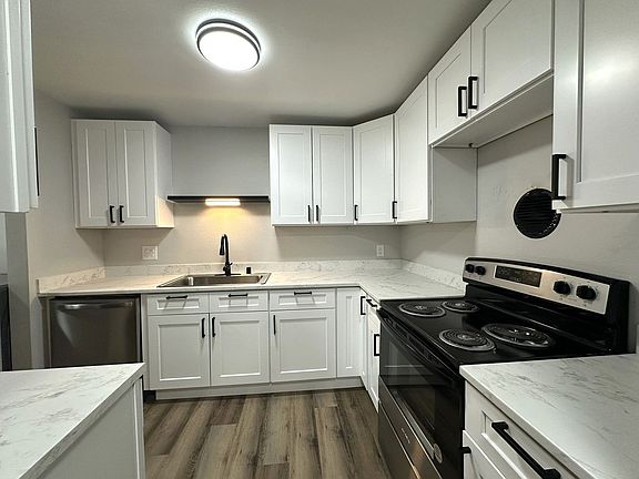 2nd image of 4230 Hoyt Ave #3