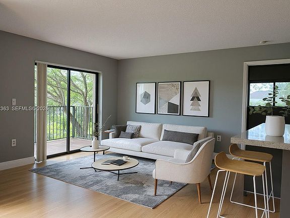 4th image of 350 Palm Cir W APT 201
