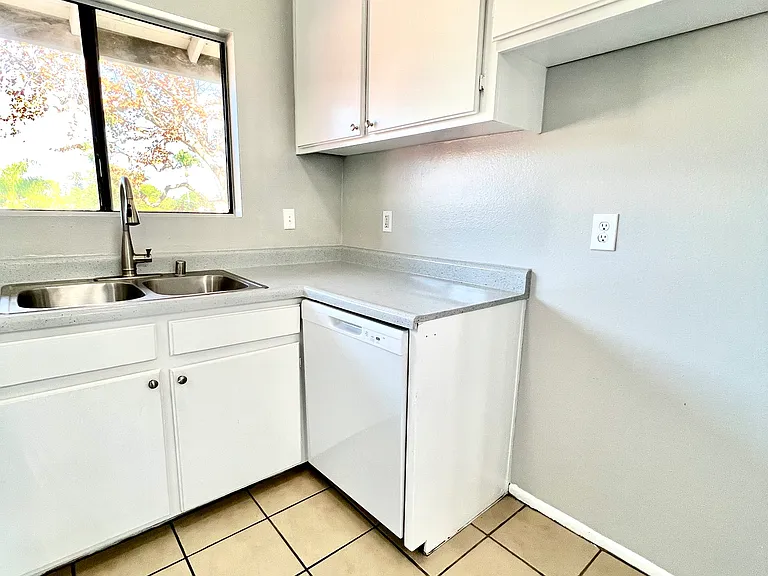2211 Cedar Ave #302 — Photo 5