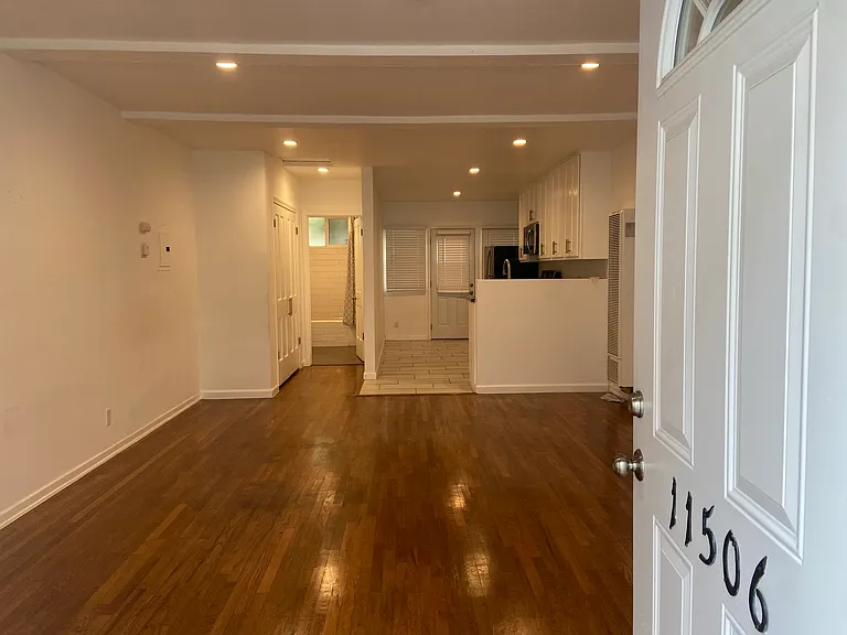 11506 Rochester Ave #11506 — Photo 2
