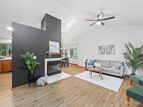 4th image of 881 NE Gold Stone Lane