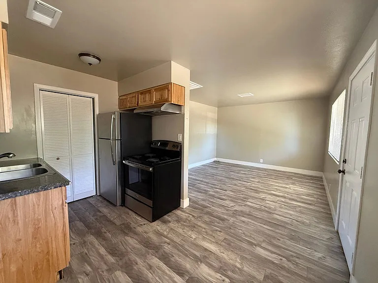 241 Linden St — Photo 3