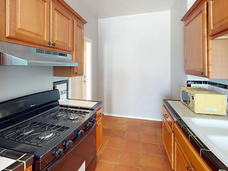 Chateau Nob Hill Apartments — Photo 15