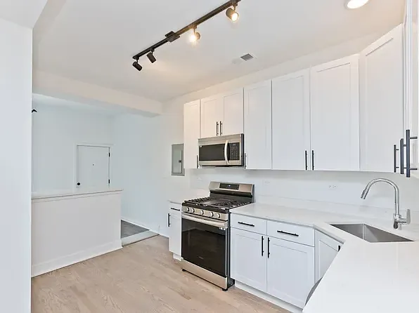 823 W Montrose Ave #1 — Photo 5