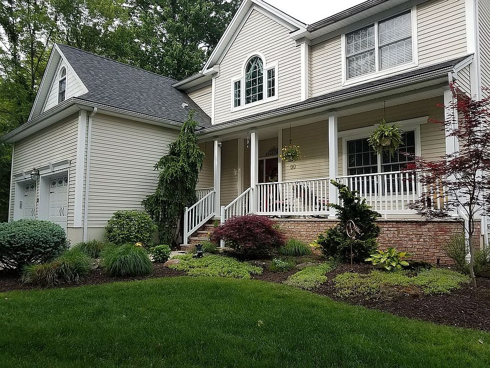 Center hall colonial/porch