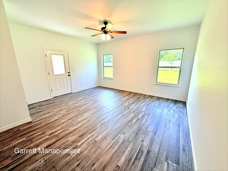 828 Elijah Ln — Photo 6