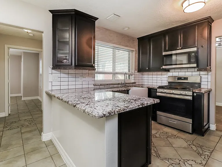 4002 Ashwood Dr — Photo 9