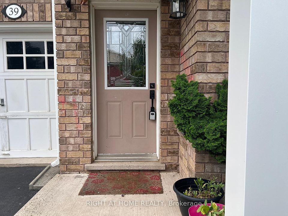 1st image of 39 Golden Iris Cres