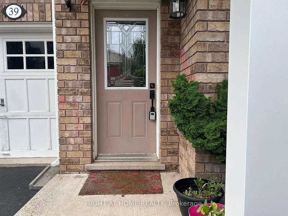 39 Golden Iris Cres
