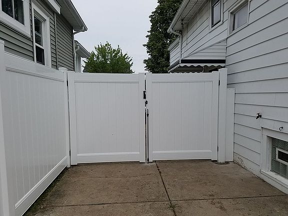 3rd image of 269 Parkwood Ave