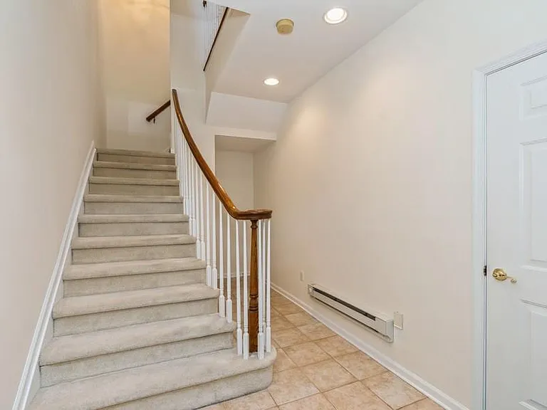 605 Binghampton Ln — Photo 7
