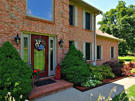 3rd image of 226 Green Oaks Ln